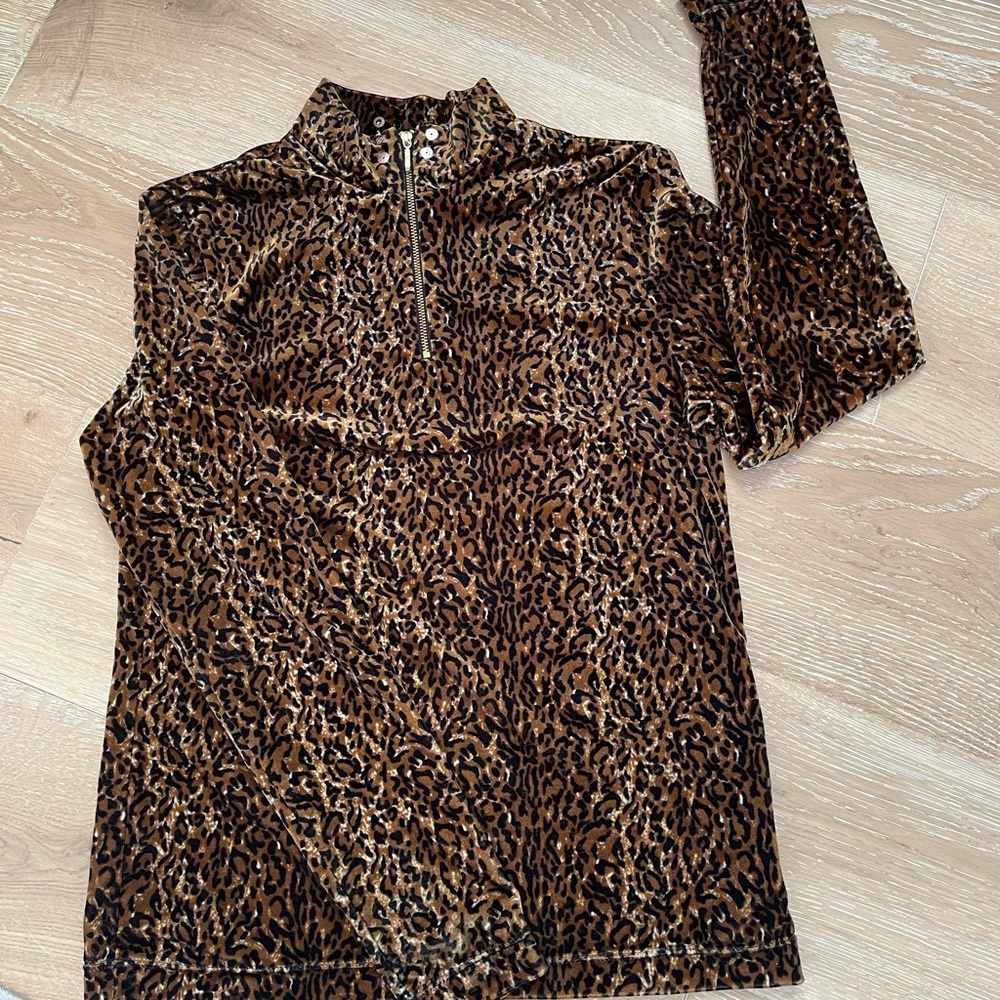 Like New! Skea Shimmies M Stretchy Velvety Leopard Top
